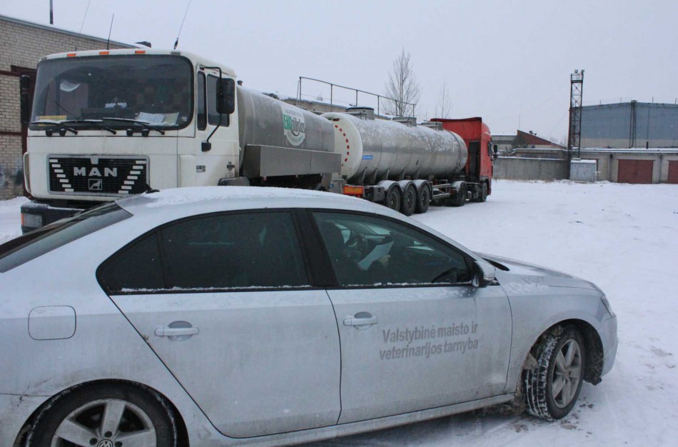Jonaviečiai sunerimo dėl atokioje vietoje perpilamo pieno: „Ar toks ir būna ekologiškas pienas?“