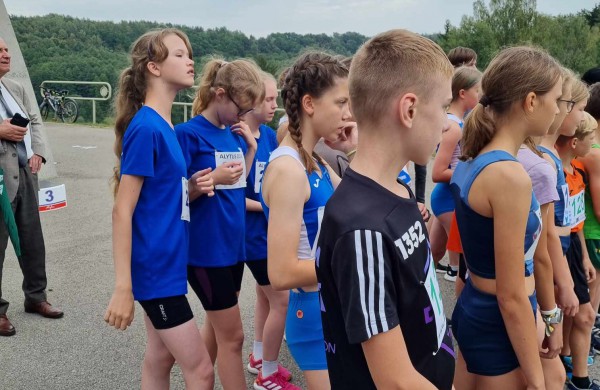 Jaunieji Jonavos lengvaatlečiai du šeštadienius varžėsi sportinio ėjimo varžybose