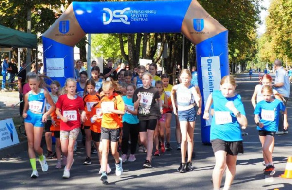 Jaunieji Jonavos lengvaatlečiai du šeštadienius varžėsi sportinio ėjimo varžybose