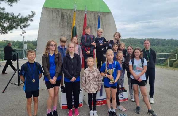 Jaunieji Jonavos lengvaatlečiai du šeštadienius varžėsi sportinio ėjimo varžybose