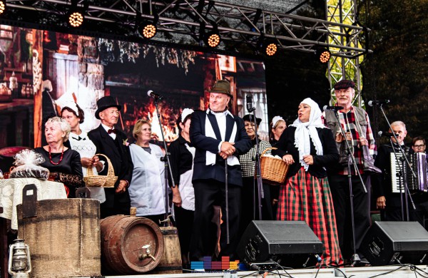 Jonavos traktieriuje šmaikščiai ir smagiai išlydėtas rugsėjis