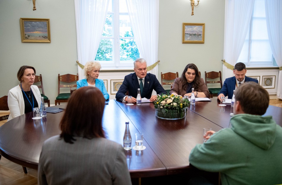 Prezidentas susitiko su streikuojančių mokytojų atstovais