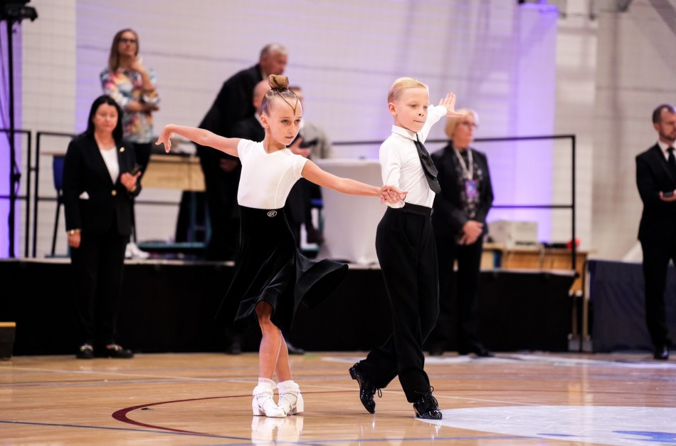 Aktyviai prasidėjo sportinių šokių sezonas - ,,Bonus" poros džiaugiasi laimėjimais