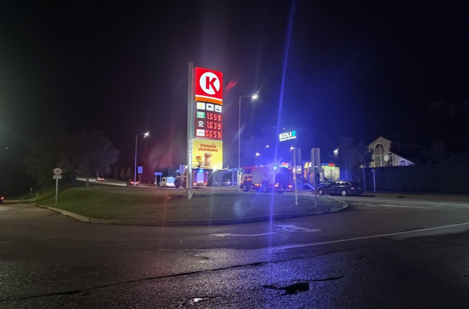 Nesuvaldytas ,,BMW" rėžėsi į medį