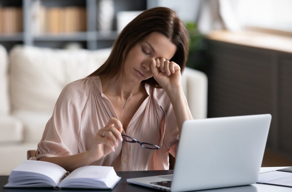 Liejasi raidės? Gydytoja pataria, kaip ilsinti akis ir ką valgyti, kad matytume geriau