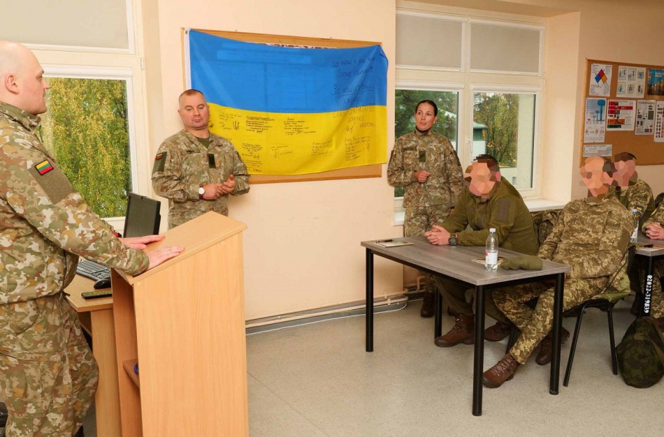 Ukrainos kariuomenės vyriausiasis puskarininkis lanko Lietuvoje rengiamus Ukrainos karius
