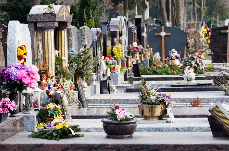 Aplinkosaugininkai: Vėlinių laikotarpiu kviečia artimųjų kapus puošti saikingai