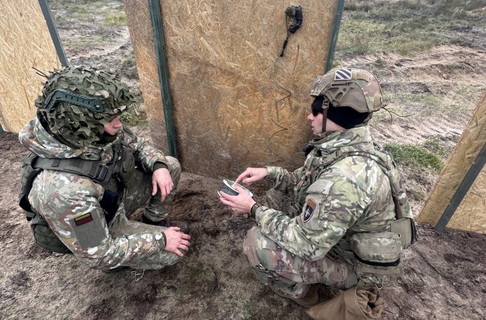 Lietuvos kariai su NATO sąjungininkais Latvijoje keitėsi kovinės inžinerijos patirtimi