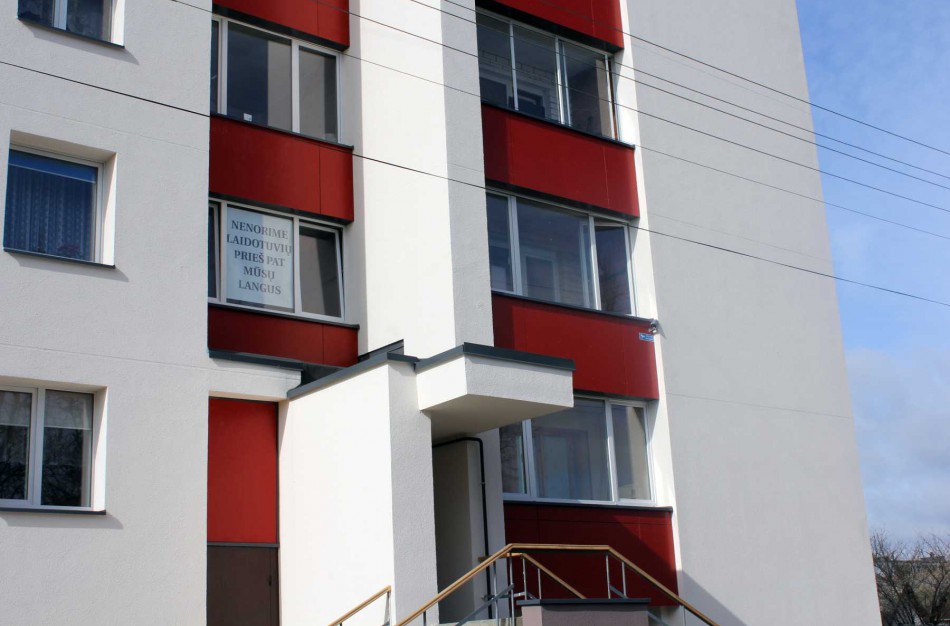 Už plakatą “Nenorime laidotuvių prieš pat mūsų langus“ -  289 eurų bauda