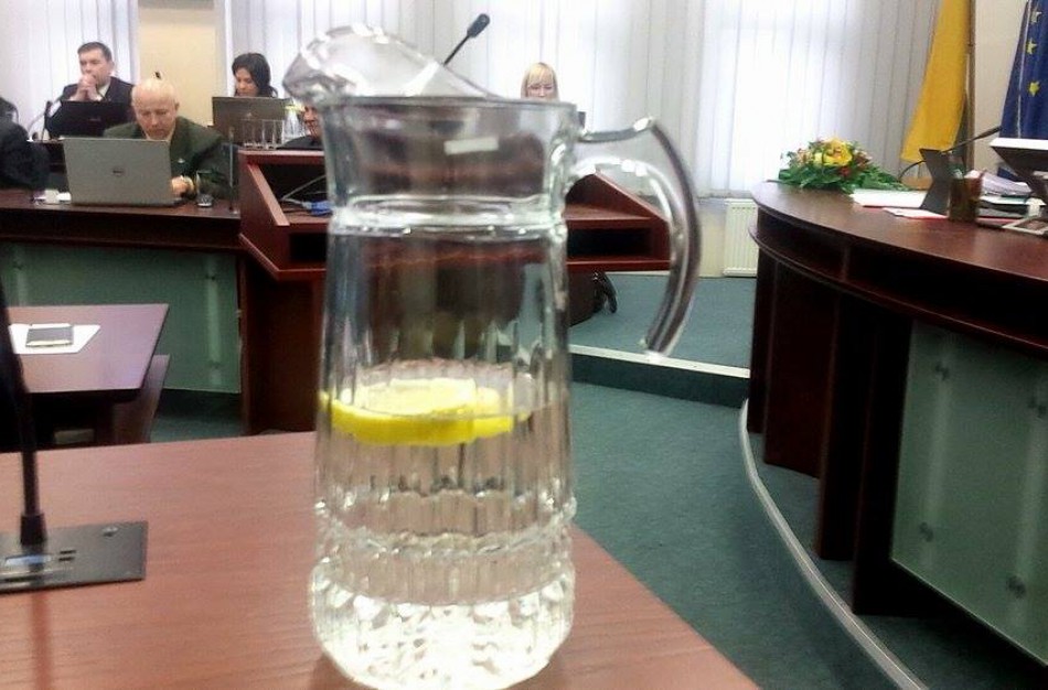 Tarybos posėdyje nebeliko pirkto vandens buteliukų, juos pakeitė vanduo iš čiaupo