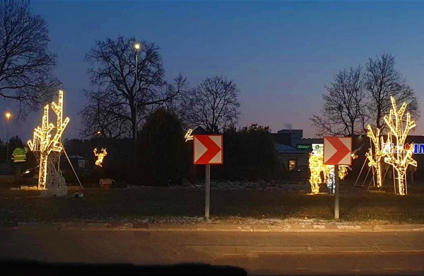 Ryškėja pirmieji šių metų Jonavos eglutės kontūrai