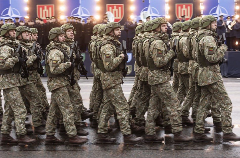 Lietuvos kariuomenės gimtadienis sudrebino Konstitucijos prospektą