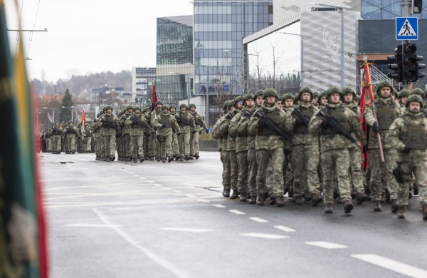 Lietuvos kariuomenės gimtadienis sudrebino Konstitucijos prospektą