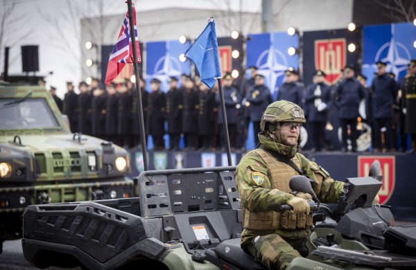 Lietuvos kariuomenės gimtadienis sudrebino Konstitucijos prospektą