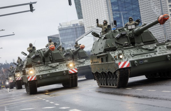 Lietuvos kariuomenės gimtadienis sudrebino Konstitucijos prospektą