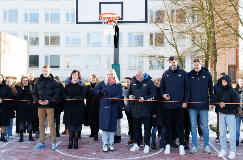 Neries pagrindinėje mokykloje – nauja krepšinio aikštelė