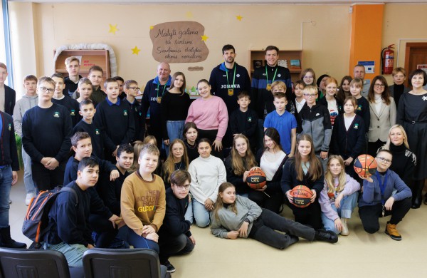 Neries pagrindinėje mokykloje – nauja krepšinio aikštelė