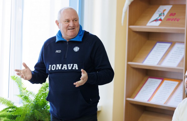 Neries pagrindinėje mokykloje – nauja krepšinio aikštelė