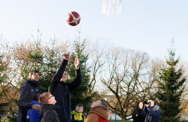 Neries pagrindinėje mokykloje – nauja krepšinio aikštelė
