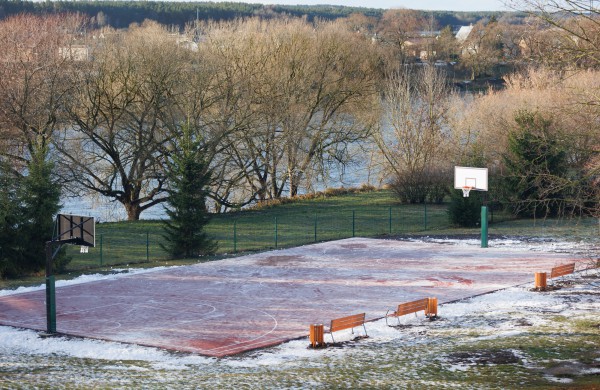 Neries pagrindinėje mokykloje – nauja krepšinio aikštelė