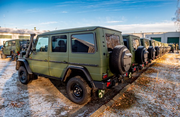 Lietuvos kariuomenę pasiekė visureigiai „Mercedes-Benz“ G 350 d