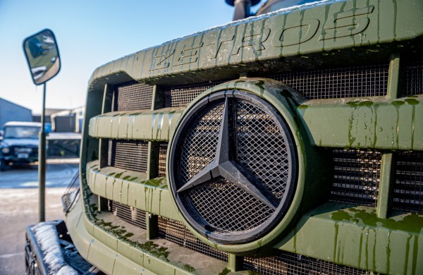 Lietuvos kariuomenę pasiekė visureigiai „Mercedes-Benz“ G 350 d