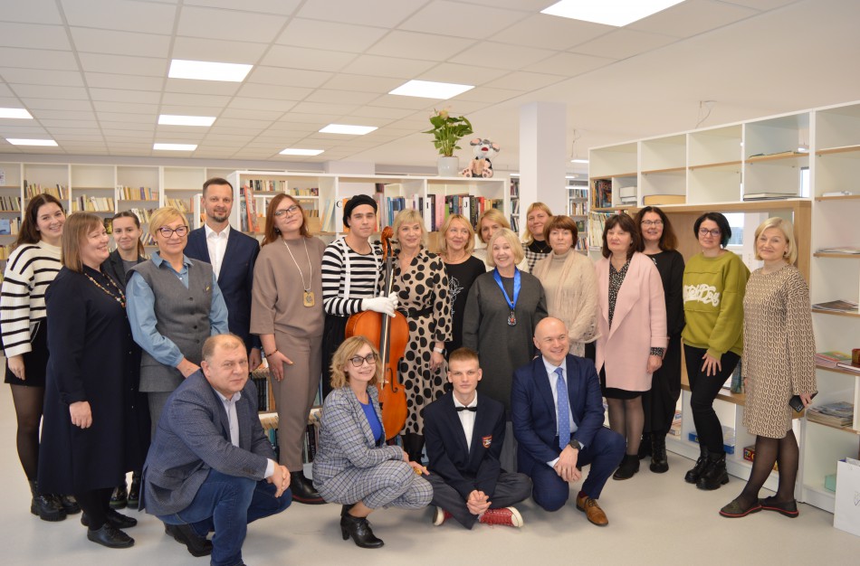 Senamiesčio gimnazijoje — pagal TŪM programą atsinaujinusi biblioteka