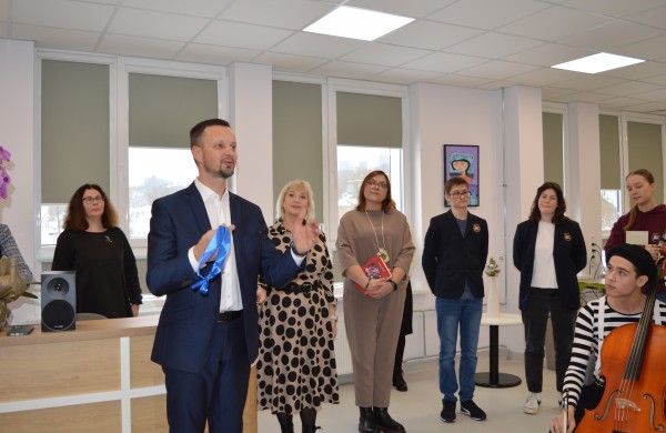 Senamiesčio gimnazijoje — pagal TŪM programą atsinaujinusi biblioteka