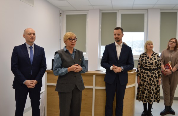 Senamiesčio gimnazijoje — pagal TŪM programą atsinaujinusi biblioteka