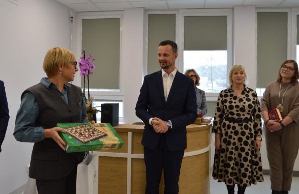 Senamiesčio gimnazijoje — pagal TŪM programą atsinaujinusi biblioteka