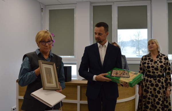 Senamiesčio gimnazijoje — pagal TŪM programą atsinaujinusi biblioteka