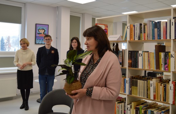 Senamiesčio gimnazijoje — pagal TŪM programą atsinaujinusi biblioteka
