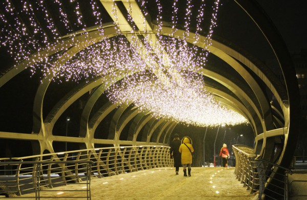 Jonavoje sužibo auksinė Kalėdų eglė, miestas paniro į magišką pasakų pasaulį