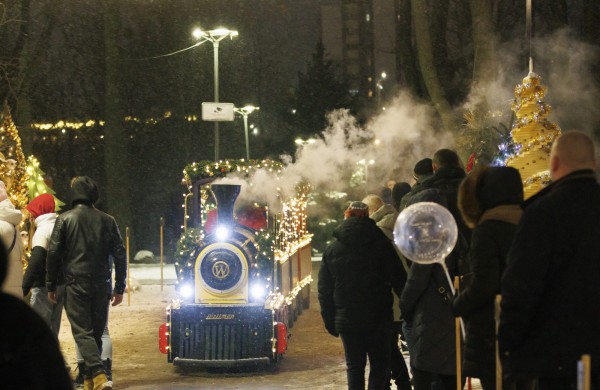 Jonavoje sužibo auksinė Kalėdų eglė, miestas paniro į magišką pasakų pasaulį