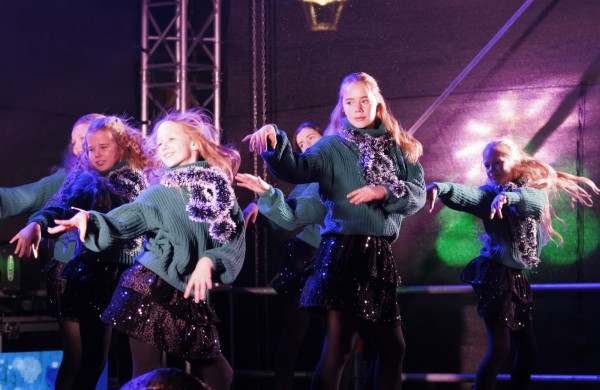 Jonavoje sužibo auksinė Kalėdų eglė, miestas paniro į magišką pasakų pasaulį