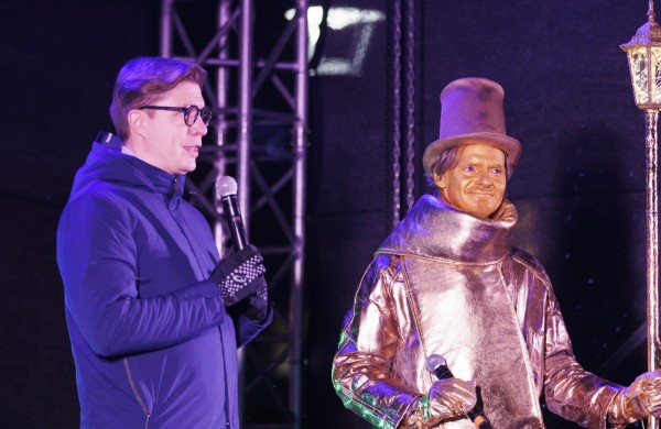 Jonavoje sužibo auksinė Kalėdų eglė, miestas paniro į magišką pasakų pasaulį