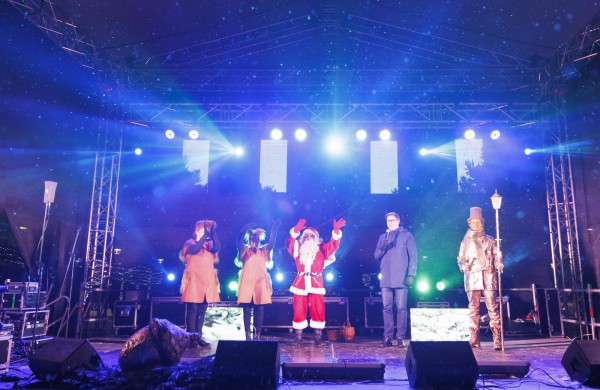 Jonavoje sužibo auksinė Kalėdų eglė, miestas paniro į magišką pasakų pasaulį