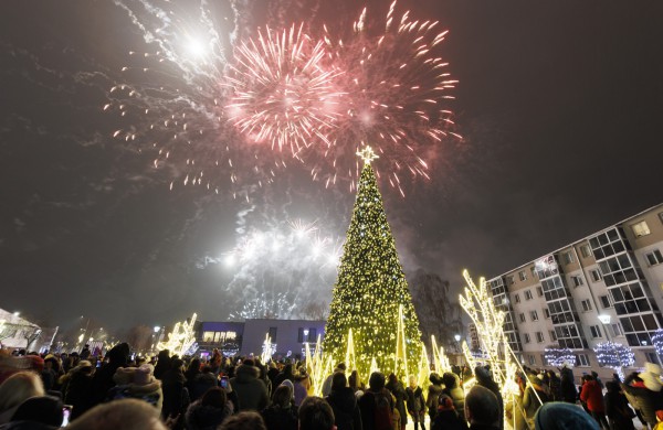 Jonavoje sužibo auksinė Kalėdų eglė, miestas paniro į magišką pasakų pasaulį