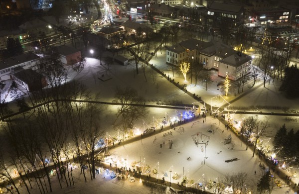 Jonavoje sužibo auksinė Kalėdų eglė, miestas paniro į magišką pasakų pasaulį