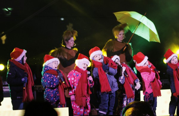 Jonavoje sužibo auksinė Kalėdų eglė, miestas paniro į magišką pasakų pasaulį