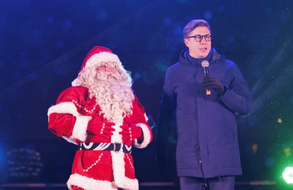 Jonavoje sužibo auksinė Kalėdų eglė, miestas paniro į magišką pasakų pasaulį