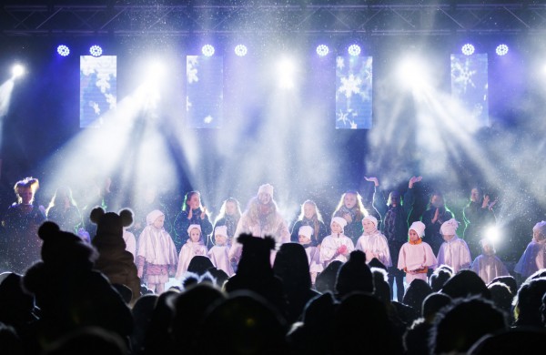 Jonavoje sužibo auksinė Kalėdų eglė, miestas paniro į magišką pasakų pasaulį