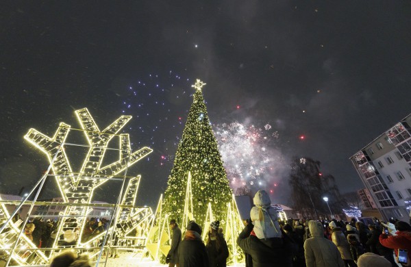 Jonavoje sužibo auksinė Kalėdų eglė, miestas paniro į magišką pasakų pasaulį