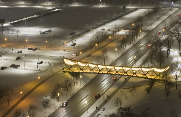 Jonavoje sužibo auksinė Kalėdų eglė, miestas paniro į magišką pasakų pasaulį