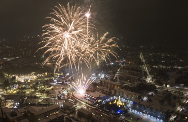 Jonavoje sužibo auksinė Kalėdų eglė, miestas paniro į magišką pasakų pasaulį