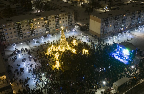 Jonavoje sužibo auksinė Kalėdų eglė, miestas paniro į magišką pasakų pasaulį