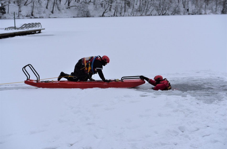 Savaitgalį ugniagesiai išgelbėjo pirmąjį šią žiemą įlūžusį žvejį