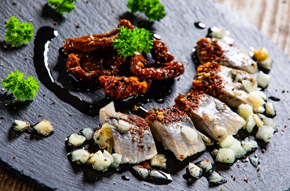 Kai svečiai pasiskirsto į „už“ ir „prieš“ silkę stovyklas: dietologė įvardijo, kodėl reikėtų bent paragauti šios žuvies patiekalų