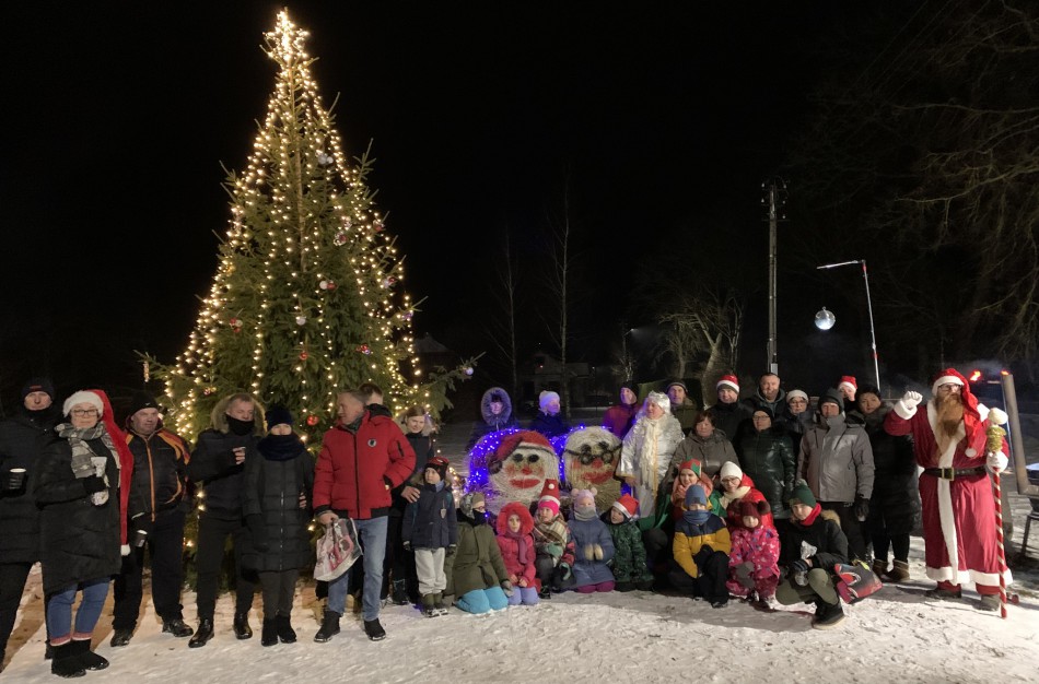 Ručiūnuose įžiebta Kalėdų eglė