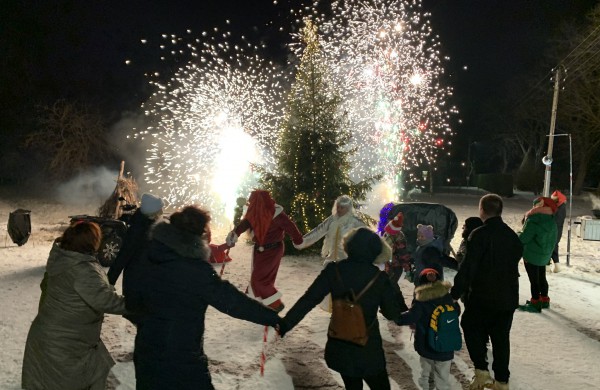 Ručiūnuose įžiebta Kalėdų eglė